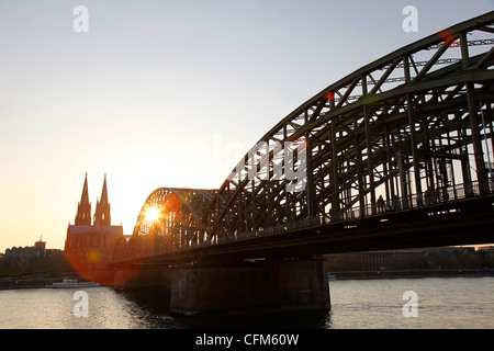 Hohenzollern ponte sopra il fiume Reno e alla cattedrale di Colonia, Renania settentrionale-Vestfalia, Germania, Europa Foto Stock