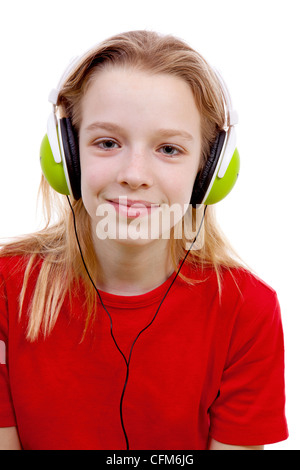 La ragazza è in ascolto di musica con le cuffie su sfondo bianco Foto Stock