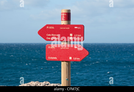 Un segno degli scuotipaglia post sul Cami de Cavalls xiv secolo bridleway costiere dell'isola di Minorca spagna Foto Stock