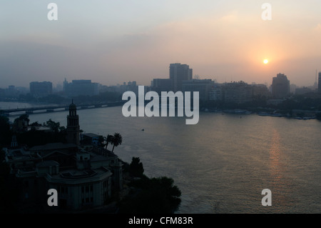 Il Cairo. L'Egitto. Vista del sole nascente sul golden opaco mattina presto oltre la città del Cairo e del maestoso fiume Nilo. Il Cairo Foto Stock