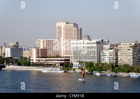 Il Cairo. L'Egitto. Vista di lone in barca a vela il fiume Nilo nel cuore della città del Cairo il Nilo è generalmente accettato di essere Foto Stock