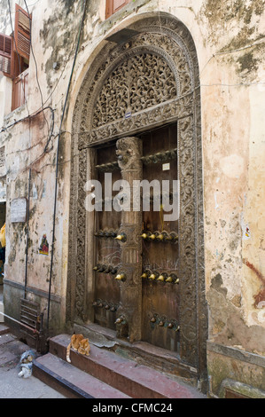 Vecchio ornato arabo porta in Stone Town Zanzibar Tanzania Foto Stock