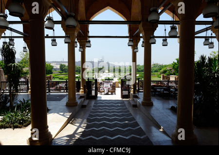 Il Cairo. L'Egitto. Vista in lontananza la cittadella attraverso archi islamici dall'Cairene Ispirato architettonicamente Hilltop Ristorante Foto Stock