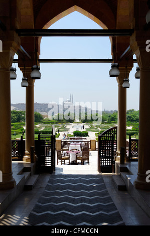 Il Cairo. L'Egitto. Vista in lontananza la cittadella attraverso archi islamici dall'Cairene Ispirato architettonicamente Hilltop Ristorante Foto Stock