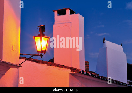 Portogallo Alentejo: vista notturna di un tipico camini nello storico villaggio di Monsaraz Foto Stock