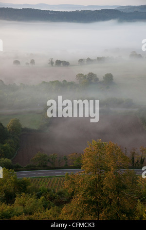 Sunrise sulle misty valley dalla terrazza, Vezelay, Borgogna, in Francia, in Europa Foto Stock