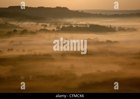 Sunrise sulle misty valley dalla terrazza, Vezelay, Borgogna, in Francia, in Europa Foto Stock