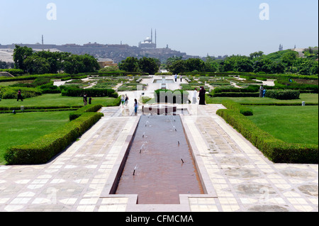 Il Cairo. L'Egitto. Vista in lontananza la svettante minareto presso la cittadella dalla passeggiata principale a Al-Azhar parco paesaggistico moderno Foto Stock