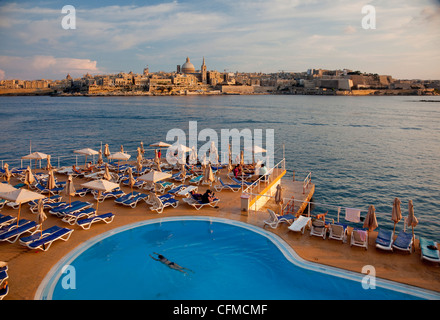 La Valletta e la cupola della chiesa carmelitana dalla piscina a Sliema Malta, Mediterraneo, Europa Foto Stock