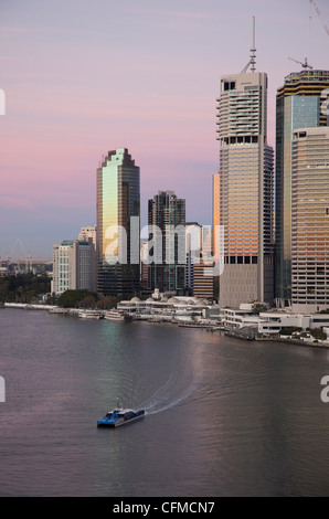 Catamarano traghetto sul Fiume Brisbane e il centro città, Brisbane, Queensland, Australia Pacific Foto Stock