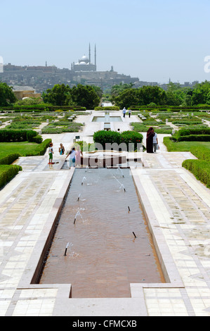 Il Cairo. L'Egitto. Vista in lontananza la svettante minareto presso la cittadella dalla passeggiata principale a Al-Azhar parco paesaggistico moderno Foto Stock