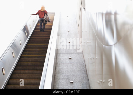 Stati Uniti, California, Los Angeles, donna su scala mobile nella stazione della metropolitana Foto Stock