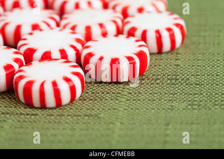 Il bianco e il rosso delle caramelle, studio shot Foto Stock