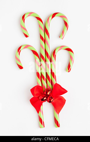 Striped candy canes con nastro rosso, studio shot Foto Stock