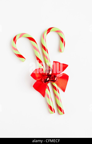 Striped candy canes con nastro rosso, studio shot Foto Stock