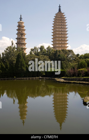 Pagode dal laghetto di agglomerazione, Chongsheng tempio (Tre Pagode Tempio), Dali, Yunnan, Cina e Asia Foto Stock