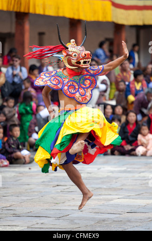 I monaci di eseguire la tradizionale danza mascherata, Wangdue Phodrang (Wangdi), Bhutan, Asia Foto Stock