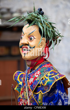 Monaco indossando maschera di legno intagliato Wangdue Phodrang (Wangdi), Bhutan, Asia Foto Stock