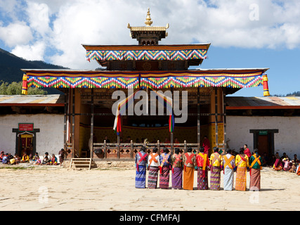 Donne locali in costume nazionale, Gangte, Valle Phobjikha, Bhutan, Asia Foto Stock