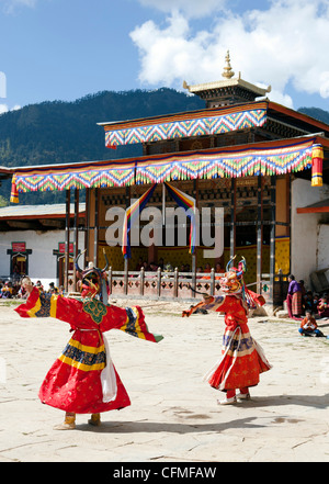 I monaci buddisti esecuzione di ballo mascherato durante il Gangtey Tsechu a Gangte Goemba, Gangte, Valle Phobjikha, Bhutan, Asia Foto Stock