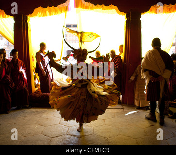 Monaco buddista in costume e maschera, Gangte, Valle Phobjikha, Bhutan, Asia Foto Stock