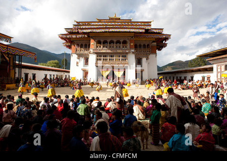 Vista sulla folla di spettatori per il cortile principale, Gangte, Valle Phobjikha, Bhutan, Asia Foto Stock