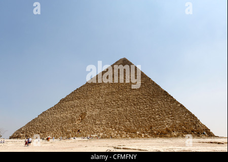 Giza. Il Cairo. L'Egitto. Vista del lato nord della Grande Piramide di Khufu (Cheope) a Giza che è la più antica e più grande di Foto Stock