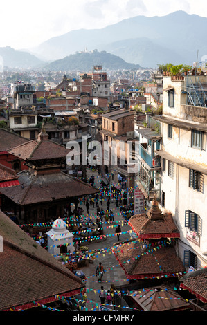 Vista sulle strette vie e tetti vicino il quadrato di Durbar verso la collina del tempio di Swayambhunath, Kathmandu, Nepal, Asia Foto Stock