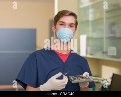 Canada, Alberta, Ritratto di dentista azienda strumenti dentali Foto Stock