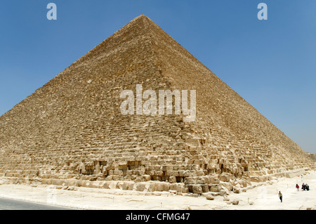 Giza. Il Cairo. L'Egitto. Vista del nord e ad ovest le facce della Grande Piramide di Khufu (Cheope) a Giza che è la più antica e Foto Stock