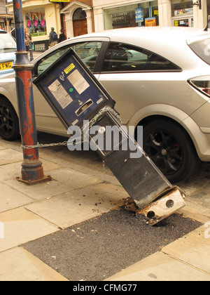 Vandalizzato parcometro a Guildford High street Foto Stock