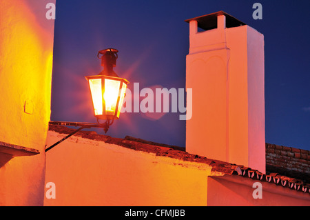 Portogallo Alentejo: vista notturna di un tipico camino nel villaggio storico di Monsaraz Foto Stock