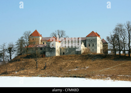 Svirz è il castello fortificato di una residenza aristocratica in Svirzh, Oblast di Lviv, Ucraina Foto Stock
