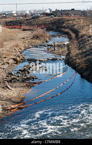 La contaminazione del South Platte River con benzene dalla raffineria Suncor Foto Stock