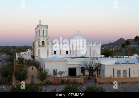 La missione di San Xavier del Bac, una storica spagnola Missione Cattolica che si trova a circa 10 miglia a sud di Tucson, Arizona. Foto Stock