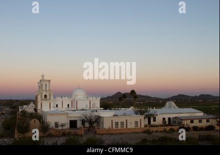 La missione di San Xavier del Bac, una storica spagnola Missione Cattolica che si trova a circa 10 miglia a sud di Tucson, Arizona. Foto Stock