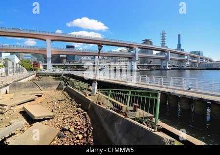 Conservate i danni provocati dal 1995 Hanshin terremoto nel porto di Kobe terremoto Memorial Park a Kobe, in Giappone. Foto Stock