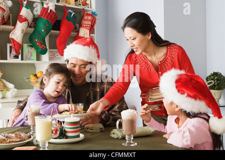 Stati Uniti, California, Los Angeles, famiglia con due figlie (10-11) godendo il pranzo di natale Foto Stock