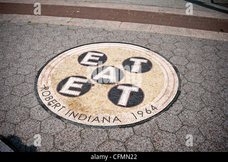 Un mosaico dell'artista Robert Indiana incorporato nella superficie di Passarelle Plaza a Flushing Meadows Park nel Queens a New York Foto Stock