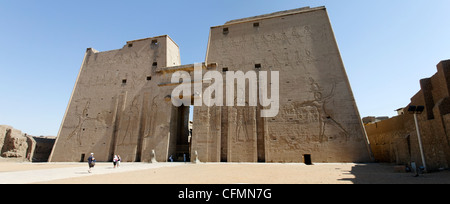 Edfu. L'Egitto. L'Africa. Il maestoso pilone del tempio tolemaico di Horus eretto nel 81 A.C. Foto Stock