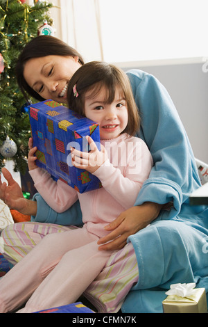 Stati Uniti, California, Los Angeles, madre e figlia (10-11) presso la mattina di Natale Foto Stock