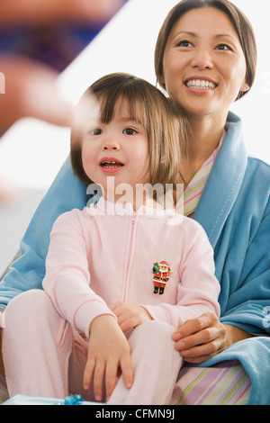 Stati Uniti, California, Los Angeles, madre e figlia al mattina di Natale Foto Stock