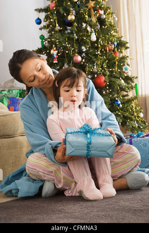 Stati Uniti, California, Los Angeles, madre e figlia al mattina di Natale Foto Stock