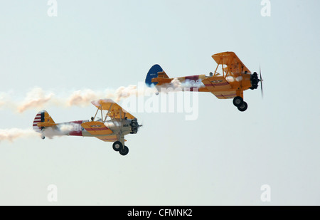 Due biplanari sorvolano la linea di volo alla Stazione aerea del corpo dei Marini di Miramar, mentre diversi aerei d'epoca si esibito al Miramar Air Show il 1 ottobre 2011. Centinaia di migliaia di persone si sono riversate nello spettacolo aereo per dare un'occhiata allo storico velivolo mentre lo spettacolo aereo ha celebrato i centennials dell'aviazione marina e navale. Foto Stock