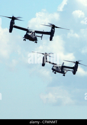 Due mv-22b osprey tiltrotor aeromobile portare truppe per la linea di volo al marine corps air station miramar durante il marine aria-terra dimostrazione della task force al Miramar air show oct. 1, 2011. i falchi pescatori sono la sostituzione della CH-46 sea knight elicotteri come le medie capacità di sollevamento per il Marine Corps. Foto Stock