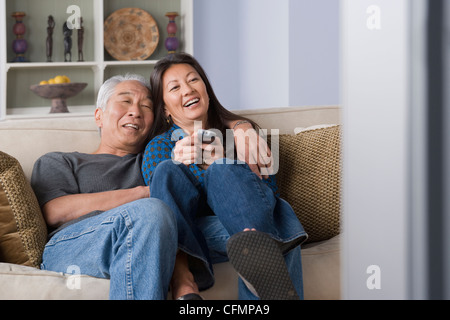 Stati Uniti, California, Los Angeles, Ritratto di giovane di guardare la tv Foto Stock