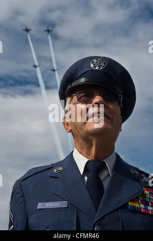 L'aeronautica degli Stati Uniti ha ritirato il capo Maestro Sgt. Alfred Montoya, guarda i team di dimostrazione del Jet Patriots L-39 Albatross eseguire manovre sulla linea di volo durante l'Open House 2011 Aviation Nation 13 novembre, alla base dell'aeronautica Nellis, Nev. Aviation Nation Nation celebra 70 anni di potenza aerea a Las Vegas e i risultati dell'aeronautica militare in aria, spazio e cyberspazio. Foto Stock