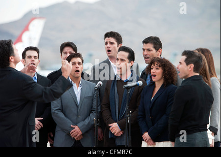 I membri del cast dei Jersey Boys Las Vegas cantano il National Anthem durante la cerimonia di apertura della nazione aeronautica 2011 novembre 13, alla base dell'aeronautica di Nellis, Never. La nazione dell'aviazione celebra 70 anni di energia aerea a Las Vegas. Oltre 125,000 ospiti hanno partecipato al salone aereo di due giorni. Foto Stock