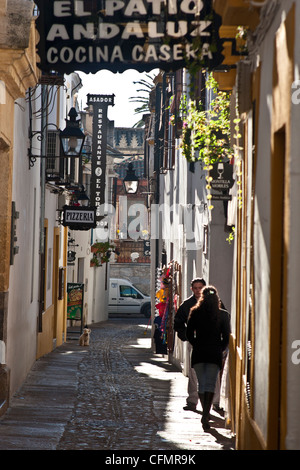 Cordoba, Cordova, Spagna. Piccoli negozi e ristoranti la linea stretta calle Velasquez Bosco. Foto Stock