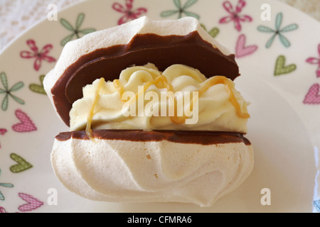 crema di caramella meringa torta di panna fresca su piastra Foto Stock